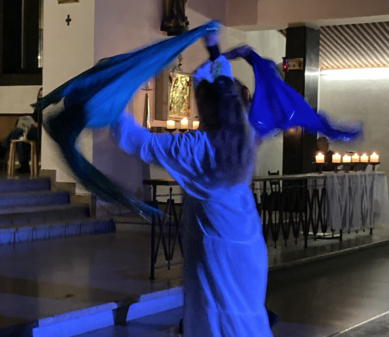 15-Mysteriensiel-Colella-Tuch-schingend-2024-11-800-009