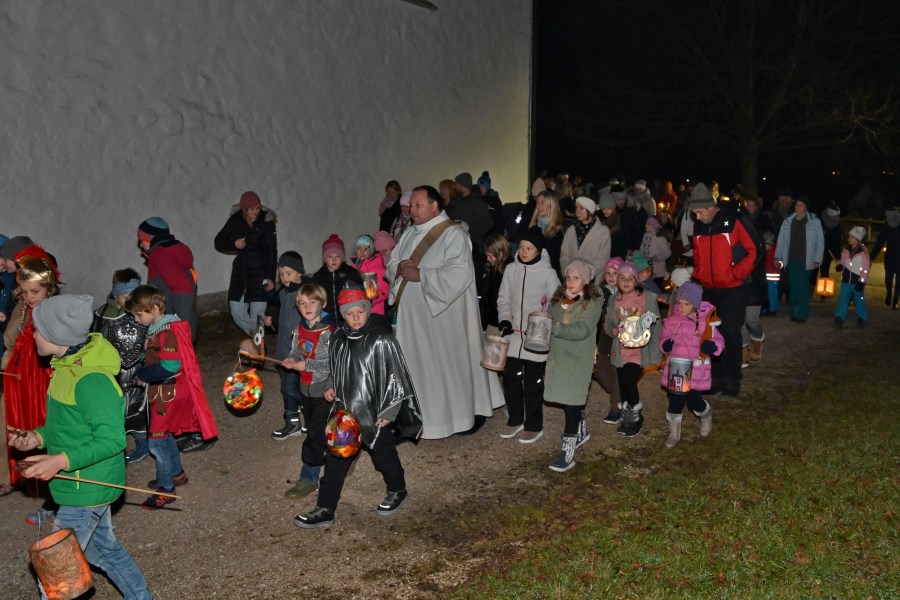Lichterprozession um die Kirche