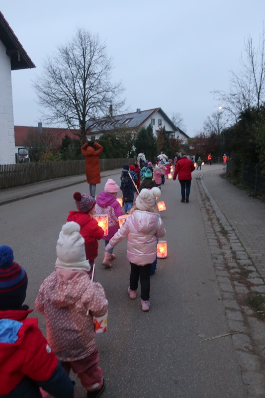 Die Kinder ziehen mit ihren Laternen vom Kinderhaus zur Peterskirche.