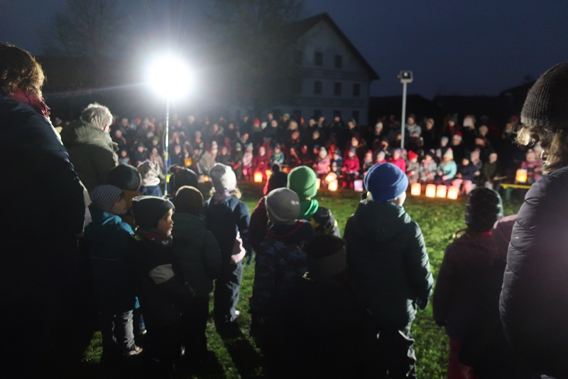 Der Chor der Vorschulkinder aus unserem Haus und der Villa Regenbogen gestalten die Andacht für die zahllosen Besucher.