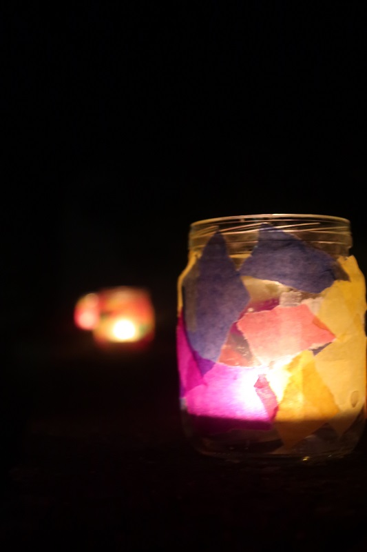 Der Weg wird gesäumt von unzähligen Lichtern.