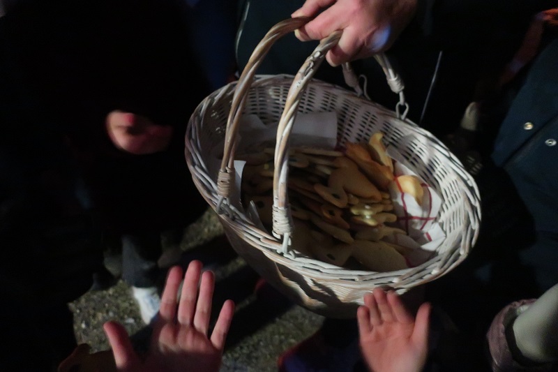 Die Kinder teilen die gebackenen Martinsgänse.