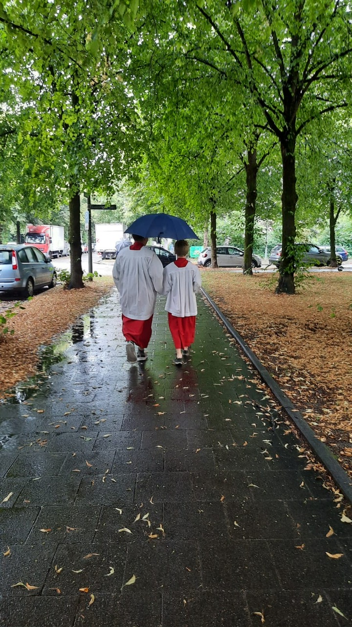 Ministranten im Regen