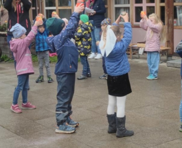Die Vorschulkinder führen einen Lichtertanz auf.