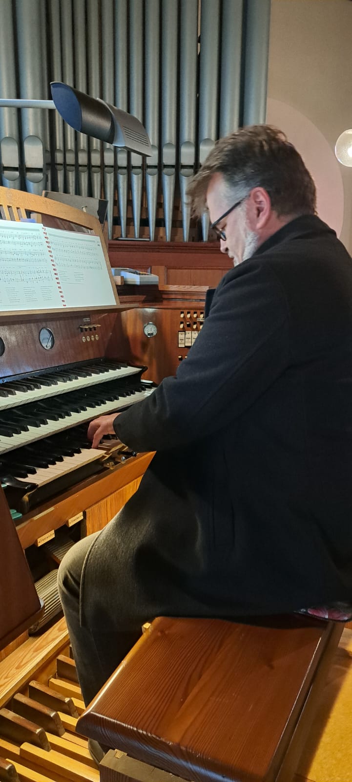PV 10J Organist