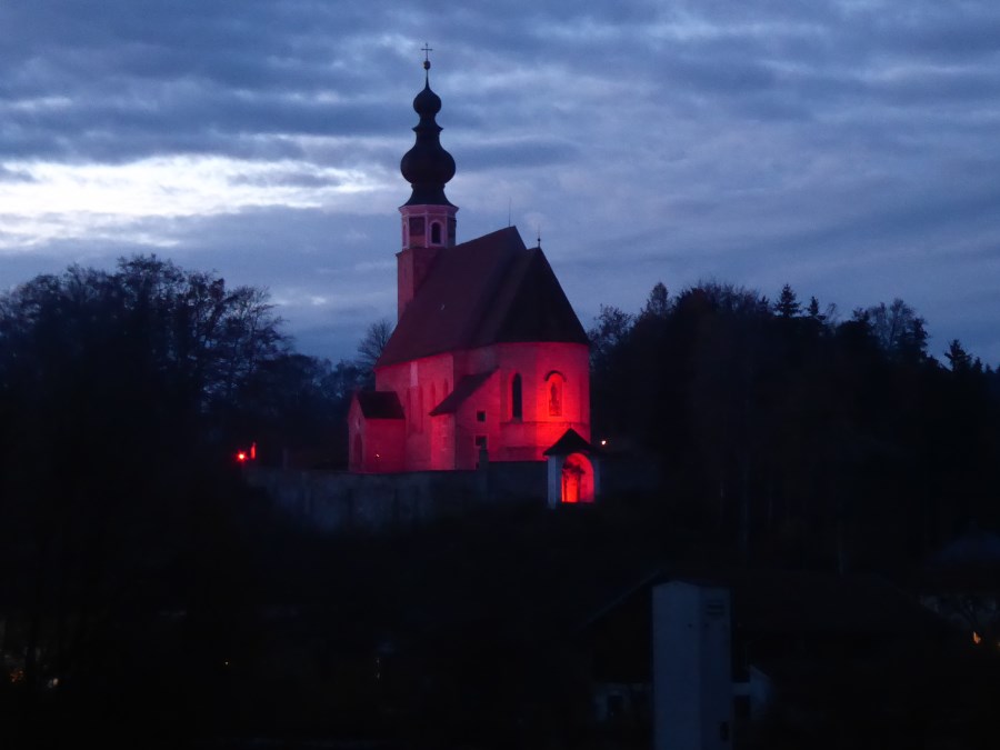 Die Wallfahrtskirche Mariä Burg rot beleuchtet