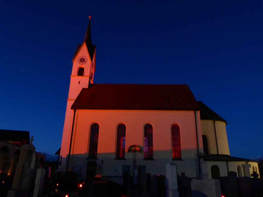 St. Florian in Tettenhausen leuchtet rot.