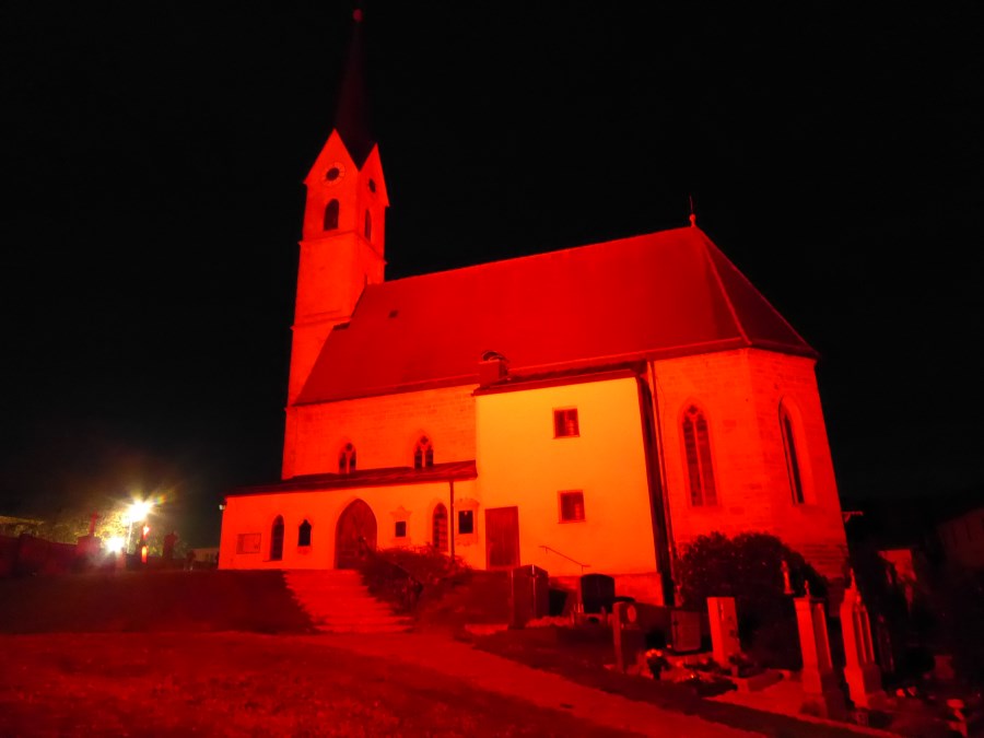 Die Tenglinger Pfarrkirche am red wednesday