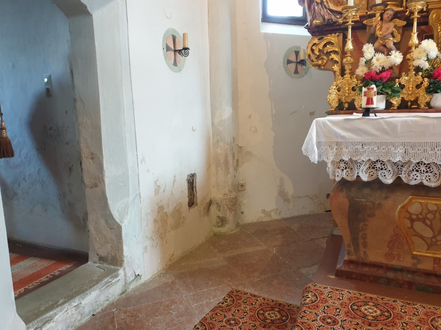 Ausblühungen an der Kirche Holzhausen