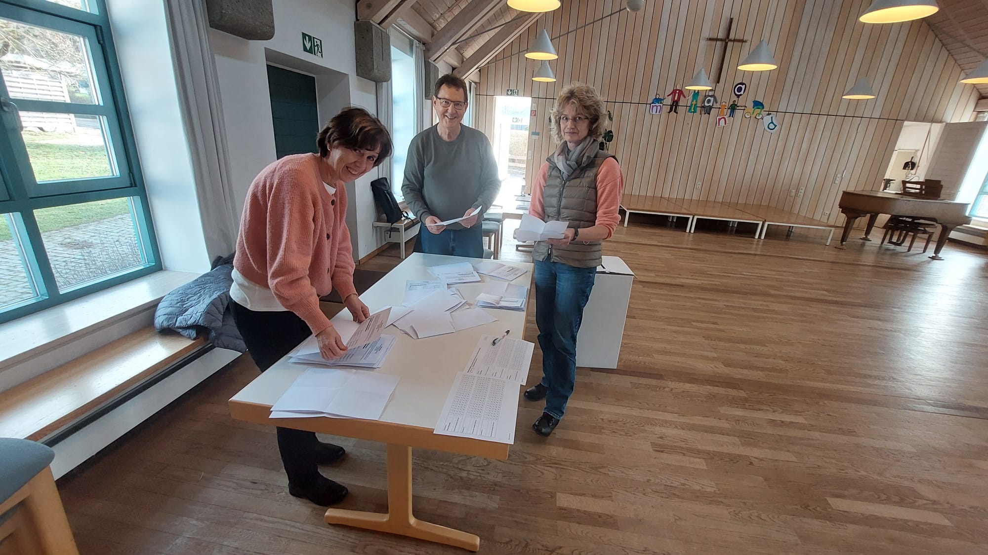 Ein Wahlausschuss beim Auszählen der Stimmen