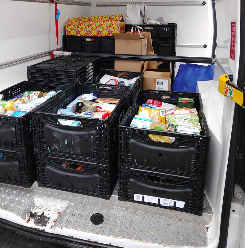 Zahlreiche gefüllte Kisten mit Lebensmitteln und Hygieneartikeln befinden sich im Transporter der Tafel Erding.