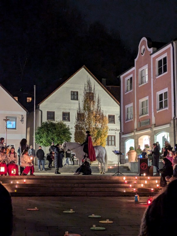 Bild von der St. Martinsfeier 2024 am Marktplatz
