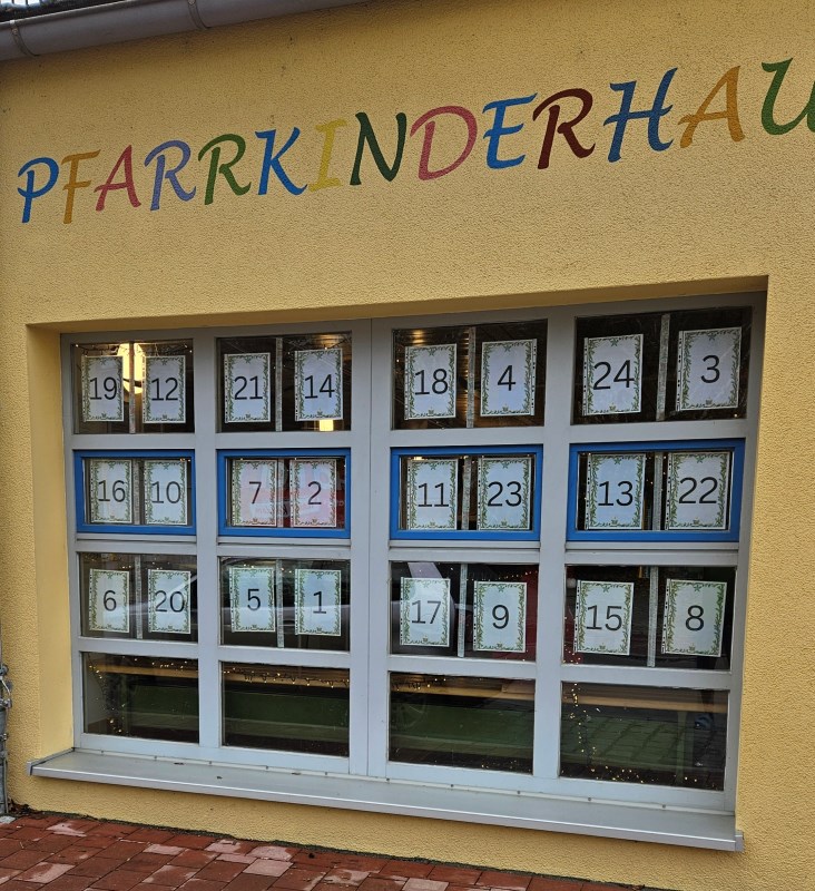 Bild vom Adventskalender der am Krippenfenster hängt.