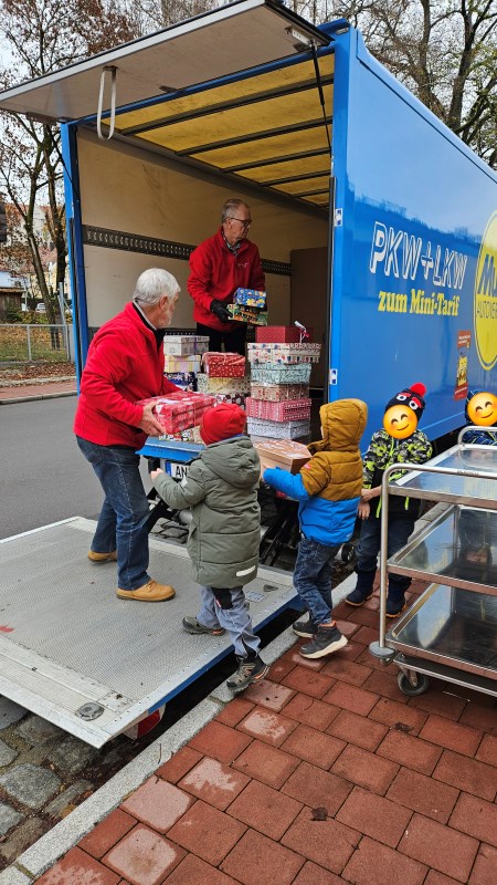 Wir laden die Geschenke mit Herz in den LKW