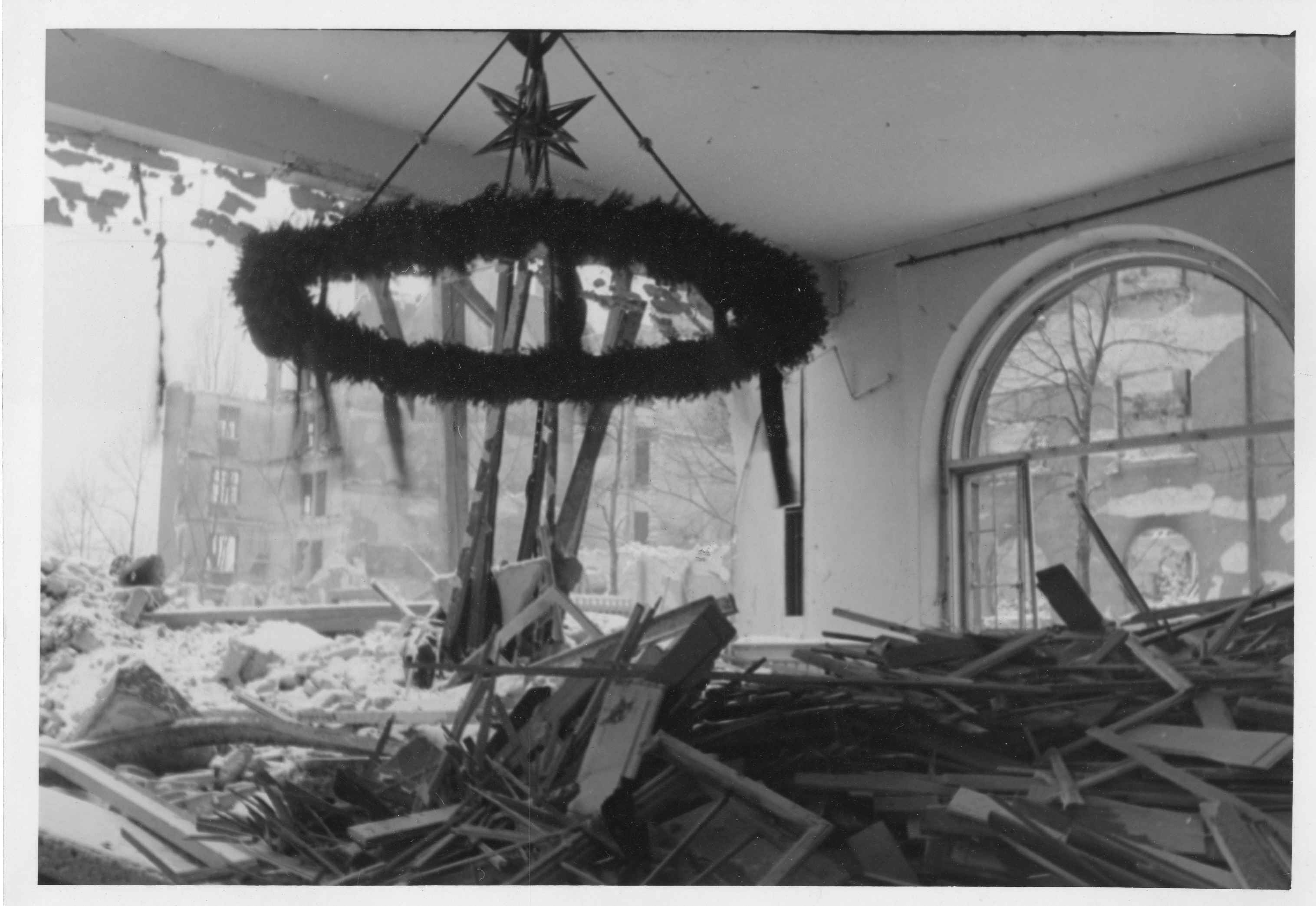 Die am 7. Januar 1945 zerstörte Notkirche der Pfarrei München-St. Sebastian in einem Turnsaal der Hohenzollernschule. Fotografie von Stadtpfarrer Otto Breiter