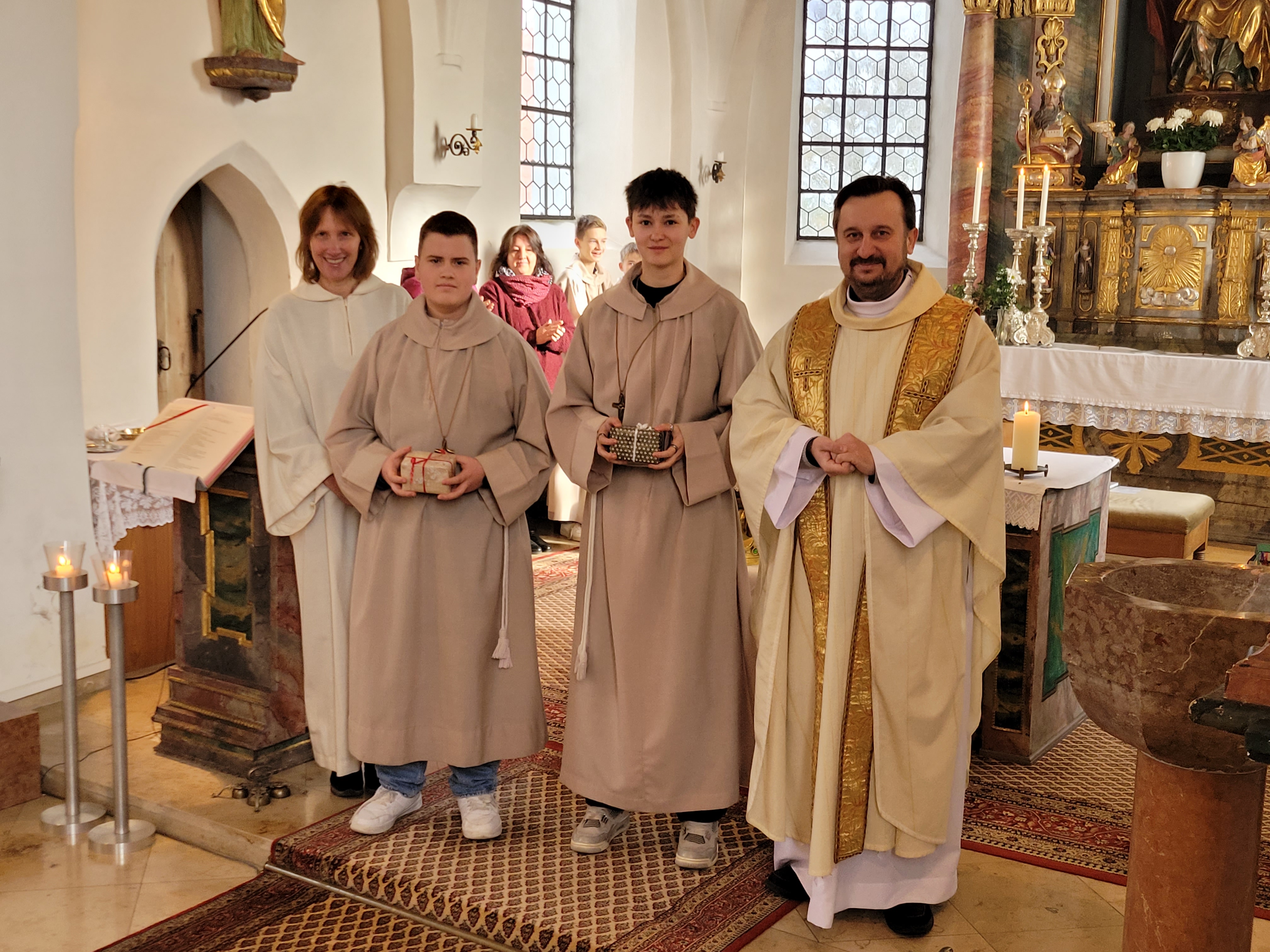 Von links: Brigitta Fottner, Gemeindereferentin, Lukas Bucher, Julia Bichler, Pfarrer Marek Bula