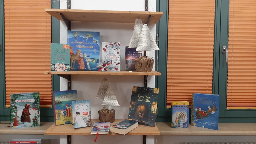Weihnachtsbuch-Regal, liebevoll dekoriert in der Bücherei Altenmarkt