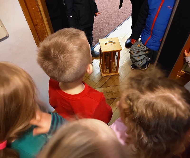 Die Kinder der Kindertagesstätte Villa Regenbogen bringen die Marienfigur ins Kinderhaus St. Martin und bitten um Herberge.