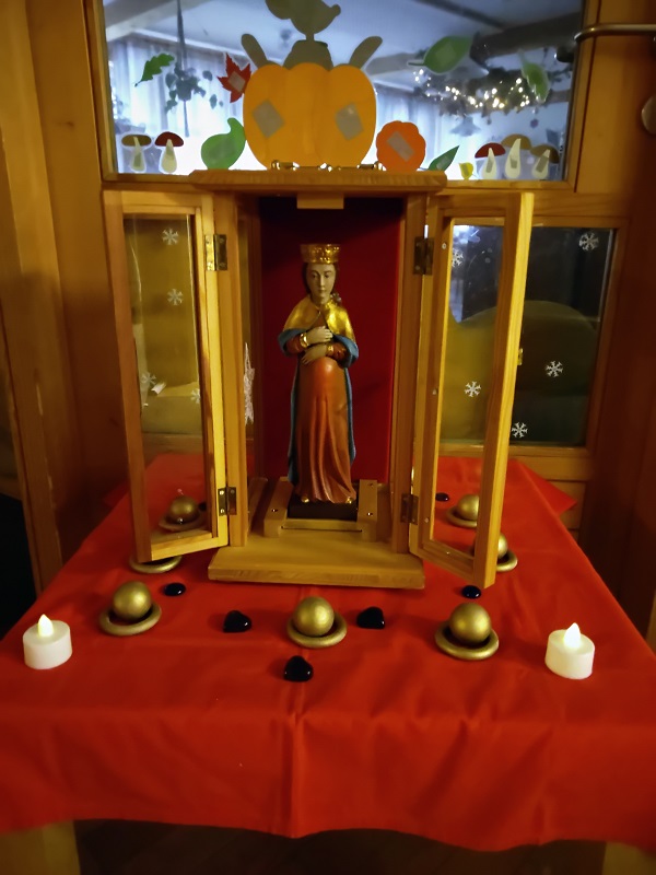 Die Marienfigur steht im Eingangsbereich des Kinderhauses und kann dort betrachtet werden