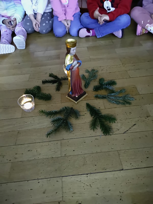 Die Marienfigur besucht die einzelnen Gruppen und wird im Morgenkreis ausgiebig betrachtet.