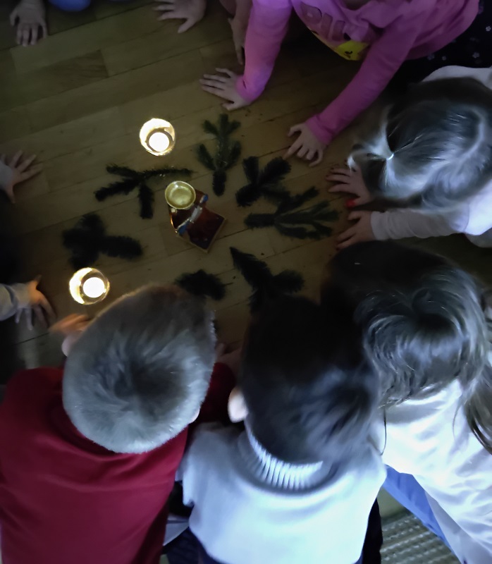 Die Kinder bestaunen die schwangere Marienfigur.