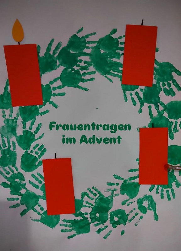 Ein, aus Kinderhänden gedruckter, Adventskranz mit einer Kerze