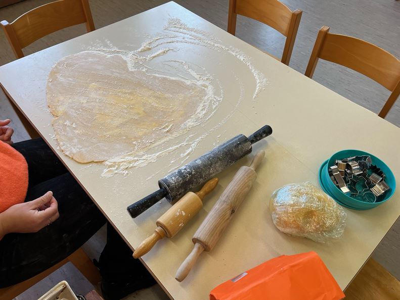 Der ausgerollte Plätzchenteig wird von den Kindern ausgestochen.