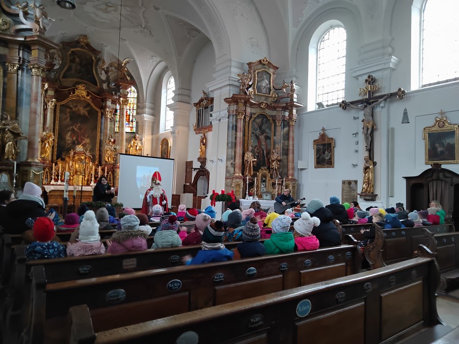 Die Kirche feiern in der Kirche den Besuch des Heiligen Nikolaus