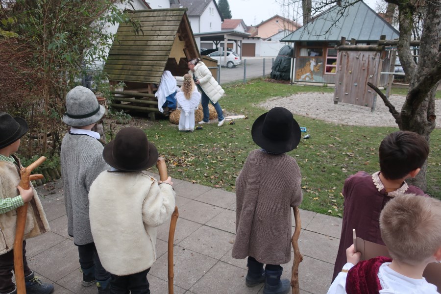 Die Vorschulkinder stellen die Weihnachtsgeschichte in Szenen nach und posieren für die Fotos