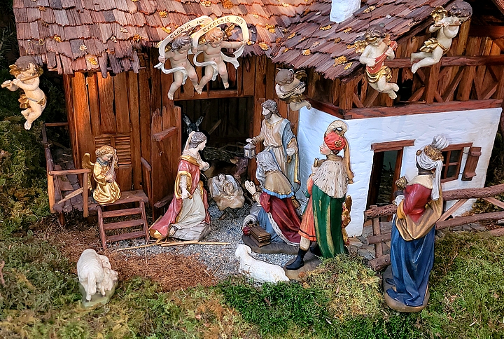 Krippe mit Sterndeutern in Babensham