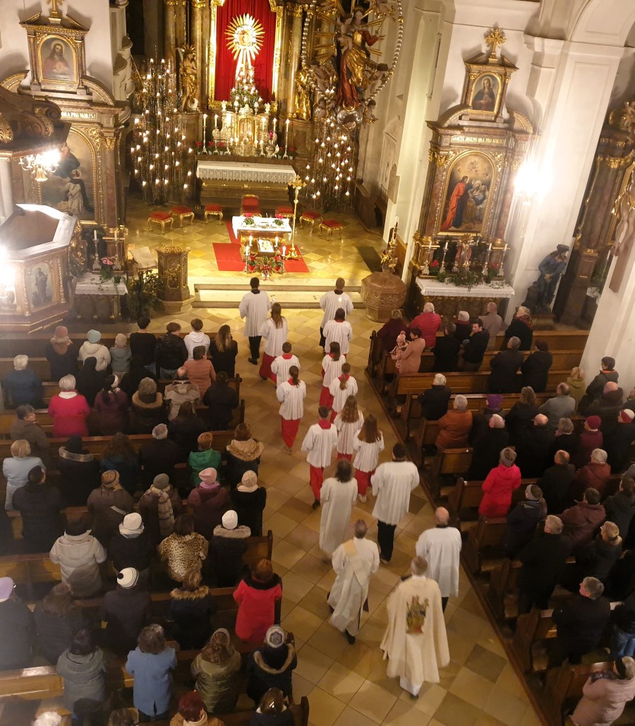 Einzug des Pfarrers und des Altardienstes