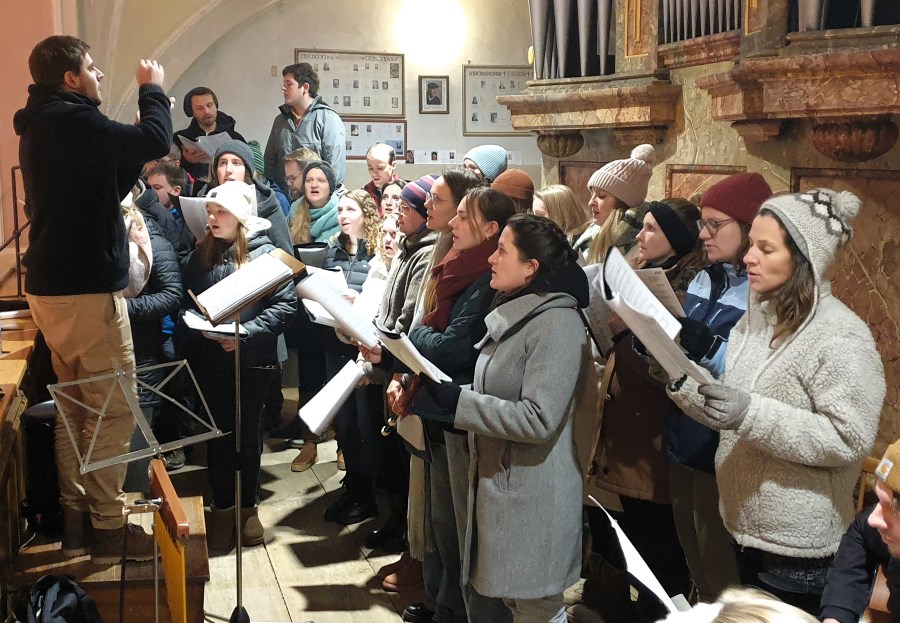 Der Jugendchor Teisendorf unter der Leitung von Felix Gasser beim Neujahrsgottesdienst.