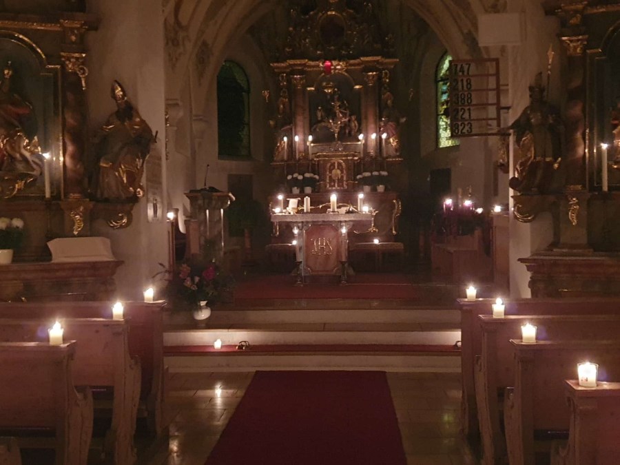 Kirche im Kerzenlicht