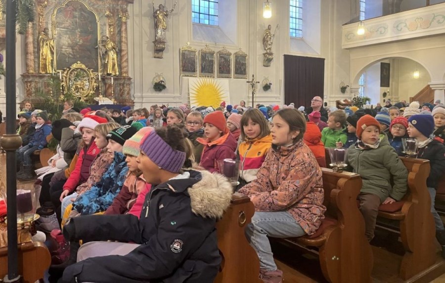 Alle Schüler der Inzeller Grundschule versammelten sich in der Katholischen Pfarrkirche St. Michael zum gemeinsamen Weihnachtsgottesdienst in den letzten Tagen vor den Ferien.