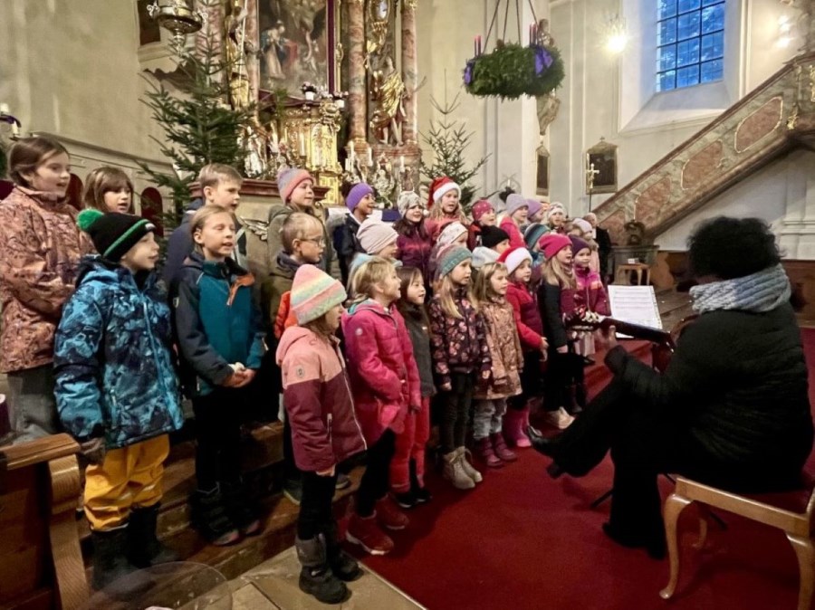 Unter der Leitung von Musikschullehrerin und stellvertretenden Leiterin Sabine Kübler (rechts), die mit der Gitarre begleitete, sang der Schulchor beim Schulgottesdienst mehrere Lieder.