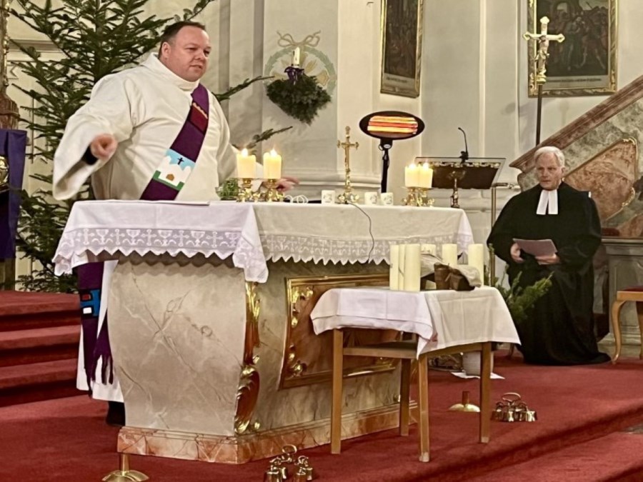 Diakon Andreas Nieder (links) zelebrierte zusammen mit dem evangelischen Pfarrer Thomas Seitz den Jahresabschlussgottesdienst in der Pfarrkirche St. Michael.