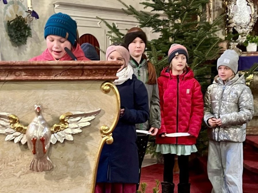 Die Schüler der 4. Klasse trugen die Fürbitten beim feierlichen Schulgottesdienst vor.