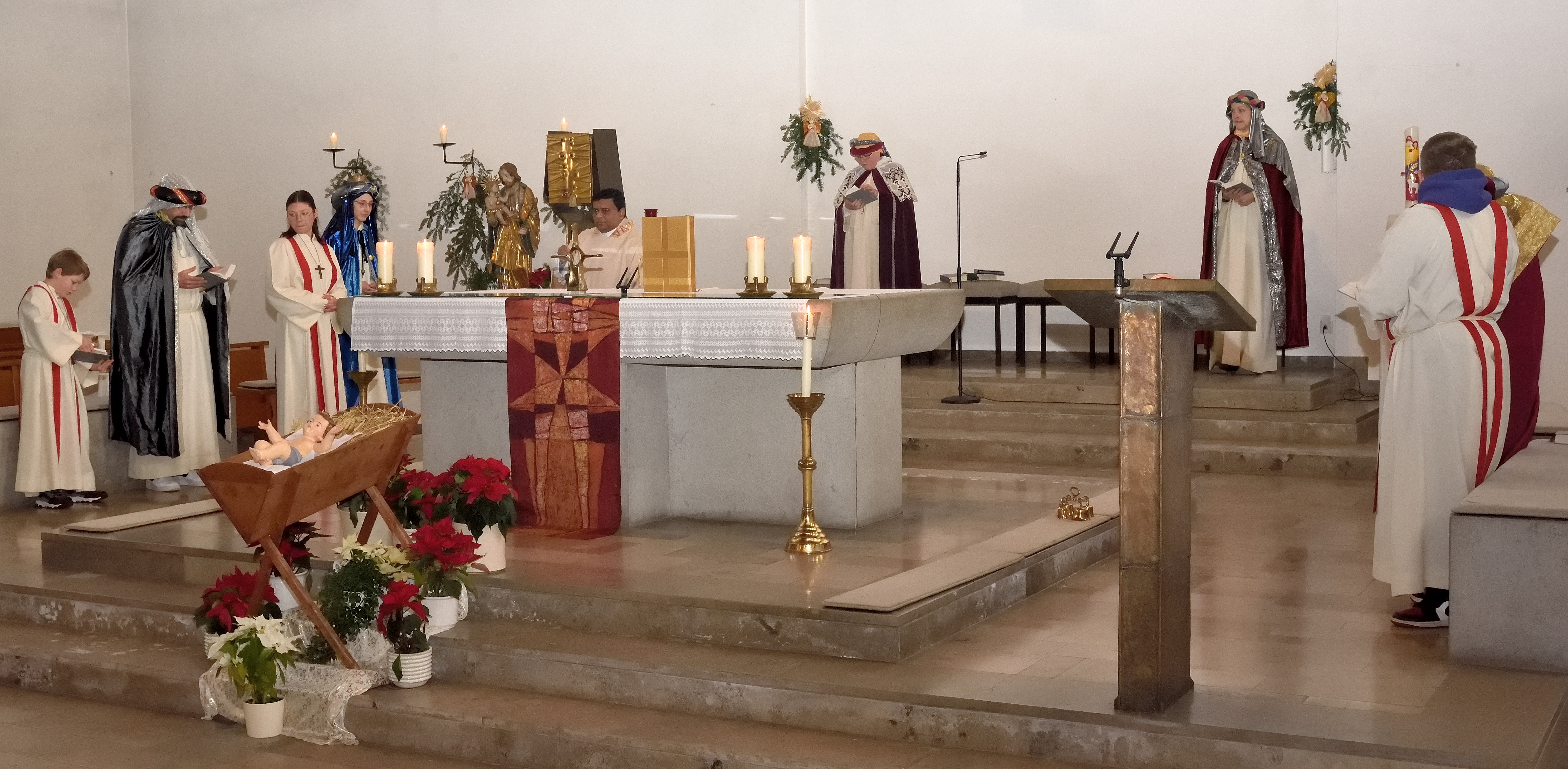 Auch die Sternsinger unterstützen P. Shibu bei der Eucharistiefeier