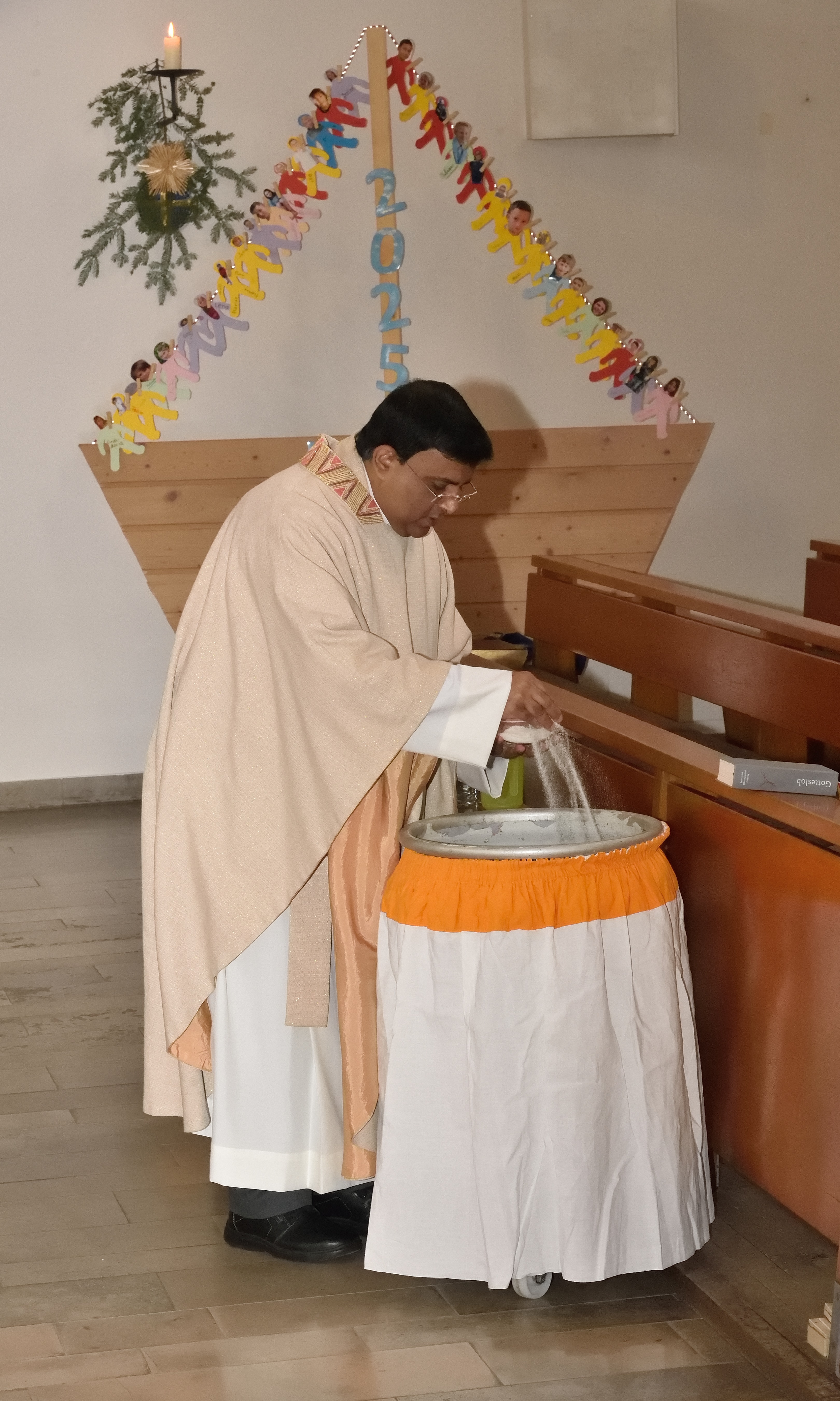 P. Shibu segnet das Dreikönigswasser