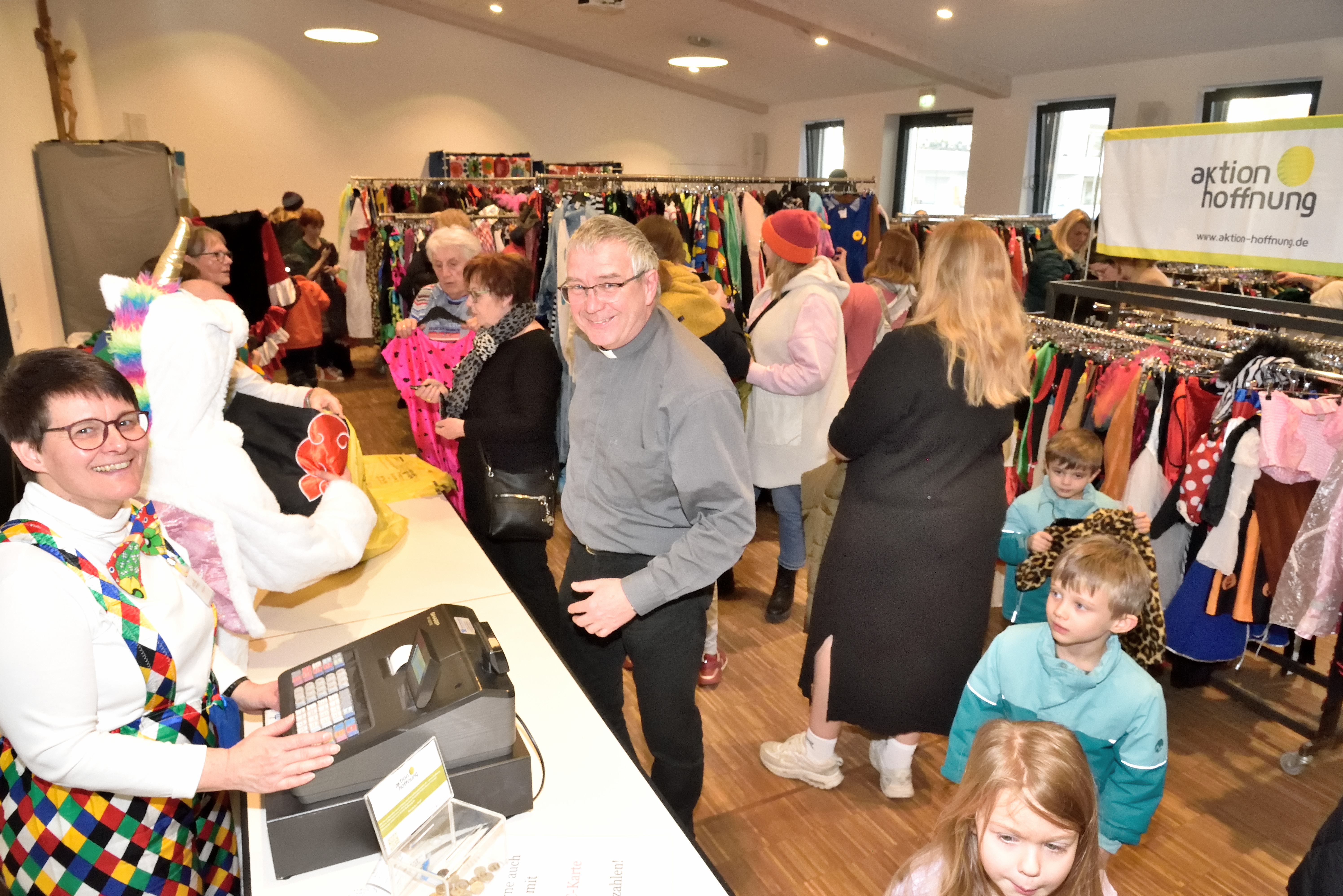 Auch ein Priester trägt nicht nur das Messgewand!