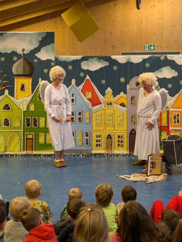 Die beiden Schauspieler als Engel die gerade auf der Erde gelandet sind