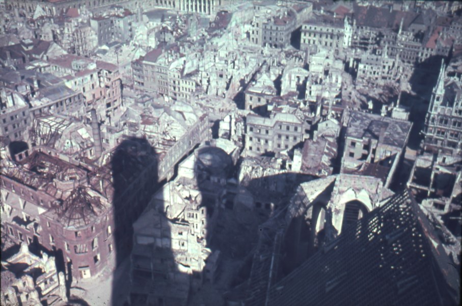 Blick über den zerstörten Chor des Doms nach Osten zum heutigen Marienhof