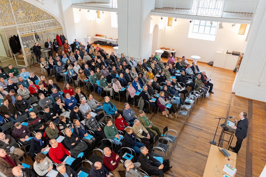 Generalvikar Christoph Klingan hält in der vollbesetzten Karmeliterkirche einen Vortrag über die Kirchenverwaltung
