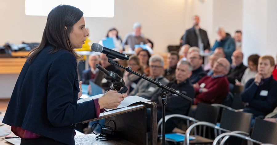 Magdalene Paul vom Projektteam KV-Wahlen spricht zu den KV-Mitgliedern in der voll besetzen Karmeliterkirche