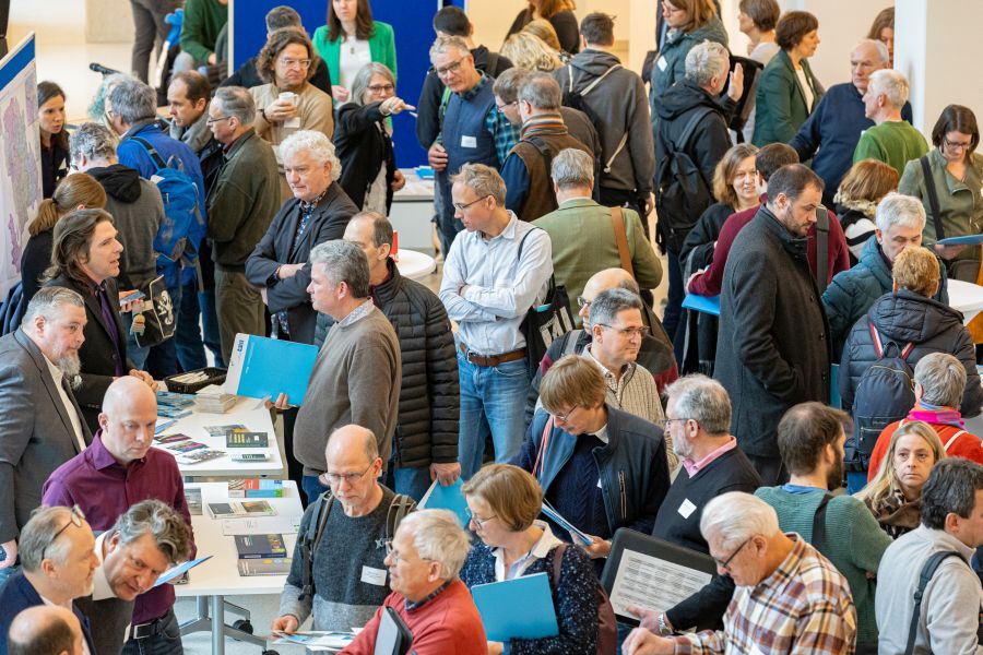Reger Austausch der KV-Mitglieder im vollen Foyer des Erzbischöflichen Ordinariats