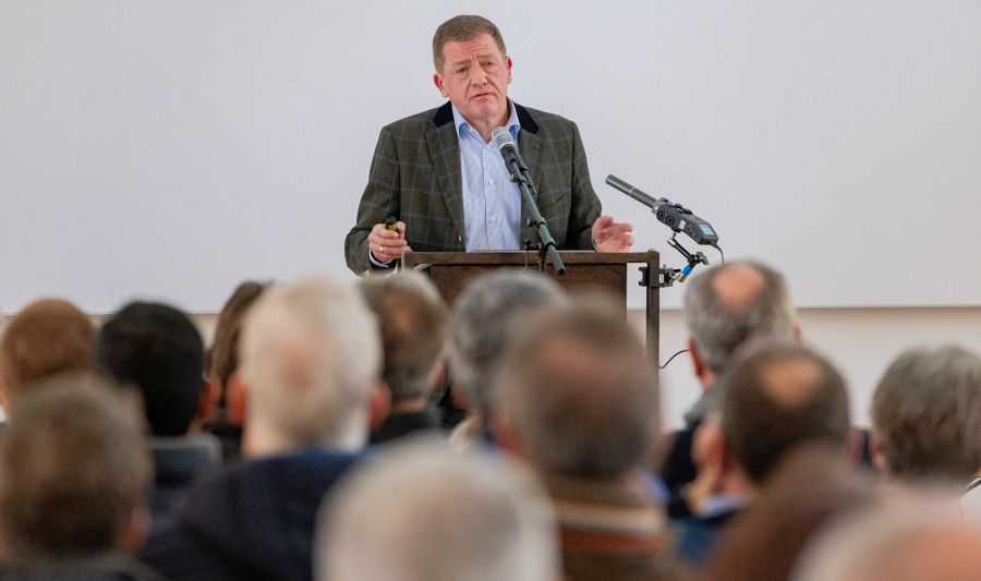 Finanzdirektor Markus Reif spricht zum Plenum