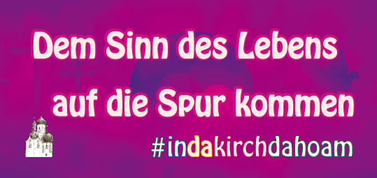 #indakirchdahoam Banner in Lila und Pink über den Sinn