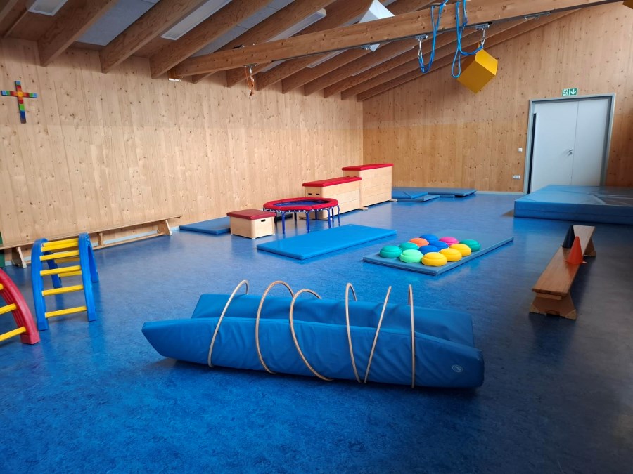 Die Igel haben für alle Kinder eine Bewegungsbaustelle in der Turnhalle errichtet.