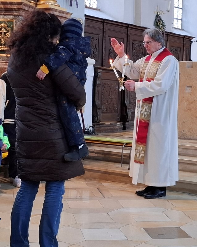 Alle Kinder erhalten vom Pfarrer den Blasiussegen