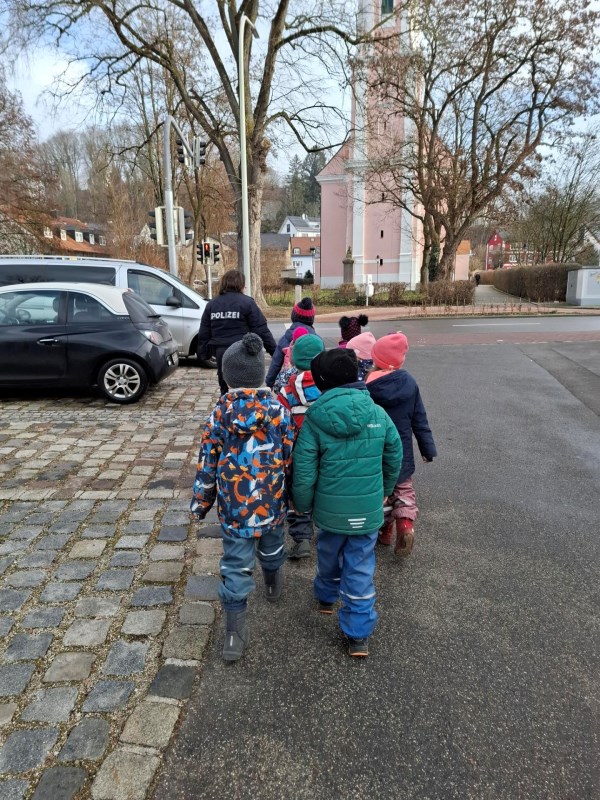 Die Vorschulkinder werden von der Polizei fit für den Schulweg gemacht.